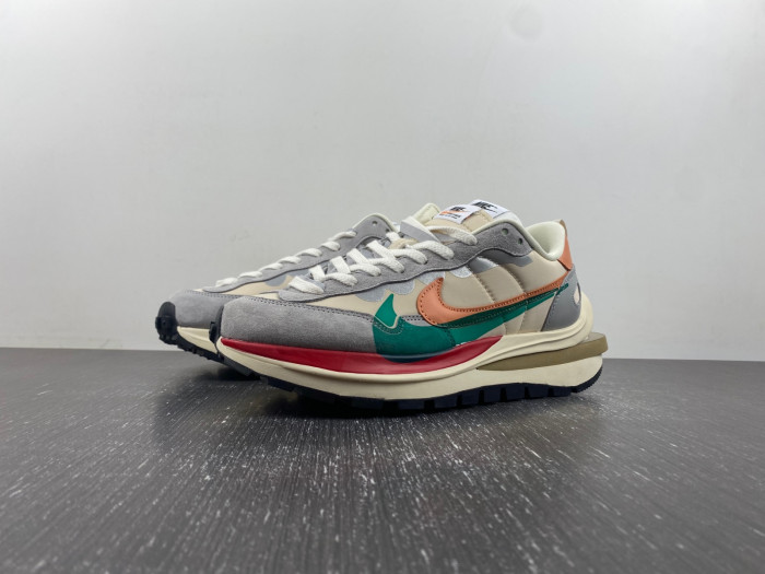 Sacai X NIKe regasus vaporrly SP DD1875-107
