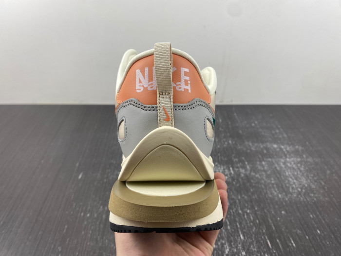 Sacai X NIKe regasus vaporrly SP DD1875-107