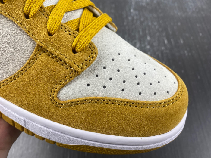 Nike Dunk Low WMNS "Gold Suede" DV7411-200