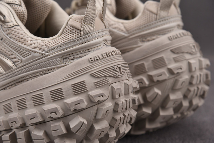 BALCIA DEFENDER SNEAKER