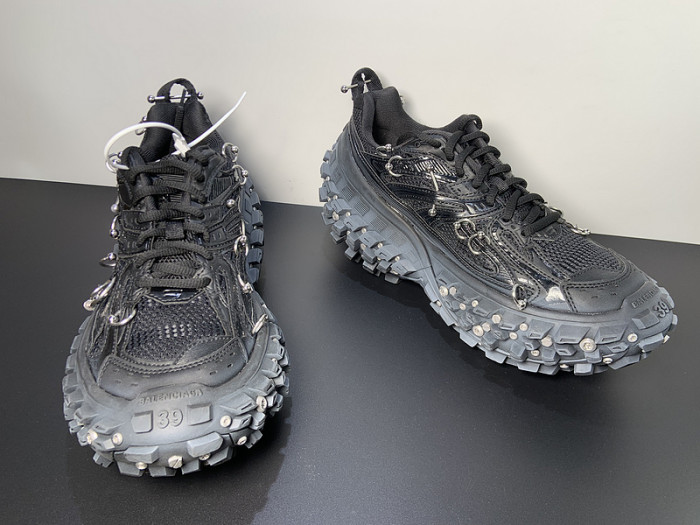 BALCIA DEFENDER SNEAKER