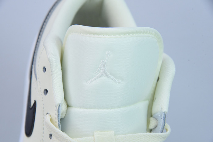 Wmns Air Jordan 1 Low 