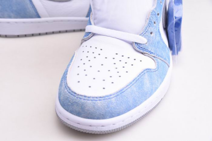 Air Jordan 1 High OG “Hyper Royal” 555088-402